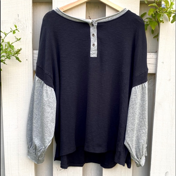 Women’s Umgee  Billow  Sleeve Top with Buttons - Picture 2 of 7